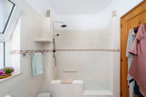 Magnífica casa térrea num ambiente verdejante em Bensafrim