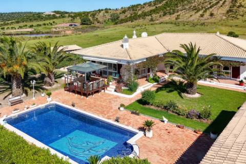 Magnífica casa térrea num ambiente verdejante em Bensafrim