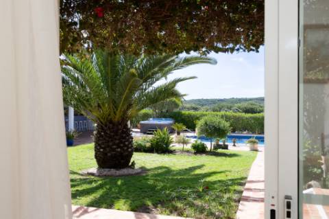 Magnífica casa térrea num ambiente verdejante em Bensafrim