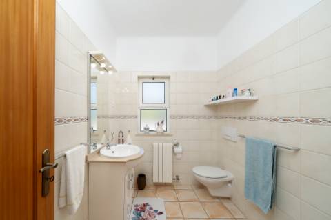 Magnífica casa térrea num ambiente verdejante em Bensafrim