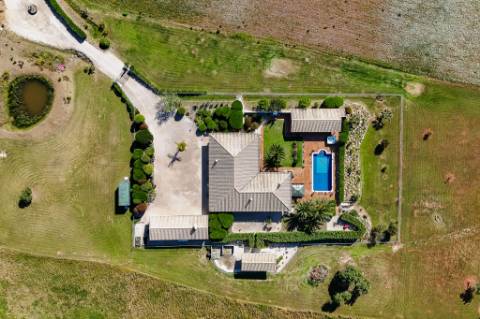 Magnífica casa térrea num ambiente verdejante em Bensafrim