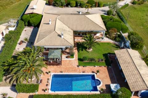 Magnífica casa térrea num ambiente verdejante em Bensafrim