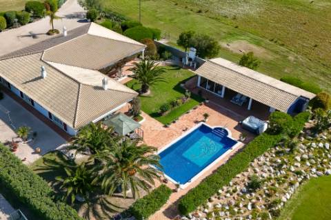 Magnífica casa térrea num ambiente verdejante em Bensafrim