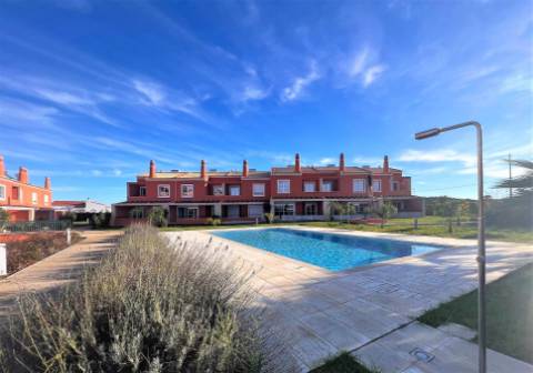 Moradia V2 novos localizada num condominio fechado- Alcantarilha