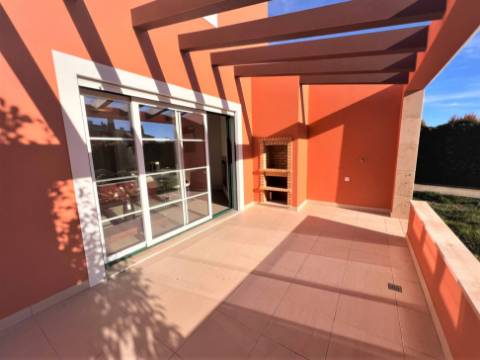 Moradia V2 novos localizada num condominio fechado- Alcantarilha