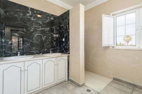 Moradia V5 - Vista Mar com Piscina e 12.710m² de Privacidade em Loulé