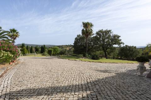 Moradia V5 - Vista Mar com Piscina e 12.710m² de Privacidade em Loulé