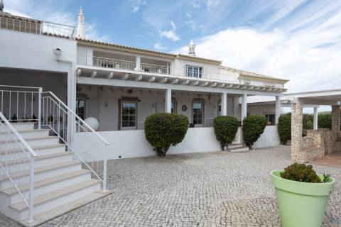 Moradia de Prestígio com 7 Quartos em Santa Bárbara de Nexe