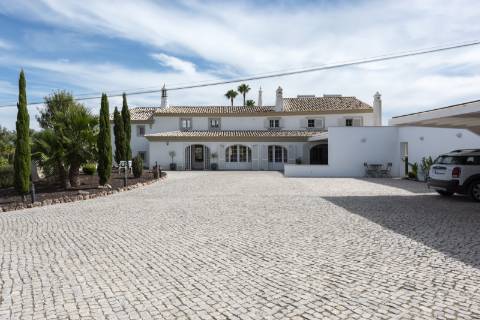 Moradia de Prestígio com 7 Quartos em Santa Bárbara de Nexe