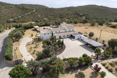 Moradia de Prestígio com 7 Quartos em Santa Bárbara de Nexe