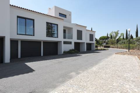 Moradia nova geminada V3 em condomínio privado - Vilamoura