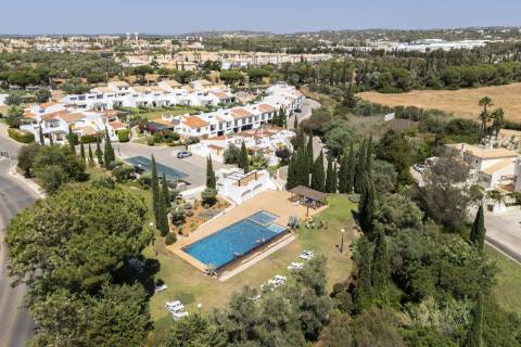 Moradia nova geminada V3 em condomínio privado - Vilamoura