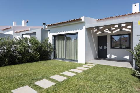 Moradia nova geminada V3 em condomínio privado - Vilamoura