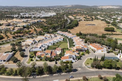 Moradia nova geminada V3 em condomínio privado - Vilamoura