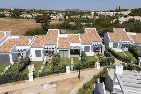 Moradia nova geminada V3 em condomínio privado - Vilamoura