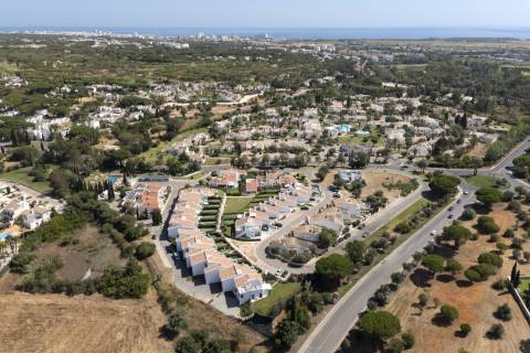 Moradia nova geminada V3 em condomínio privado - Vilamoura