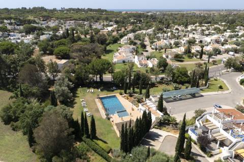 Moradia nova geminada V3 em condomínio privado - Vilamoura