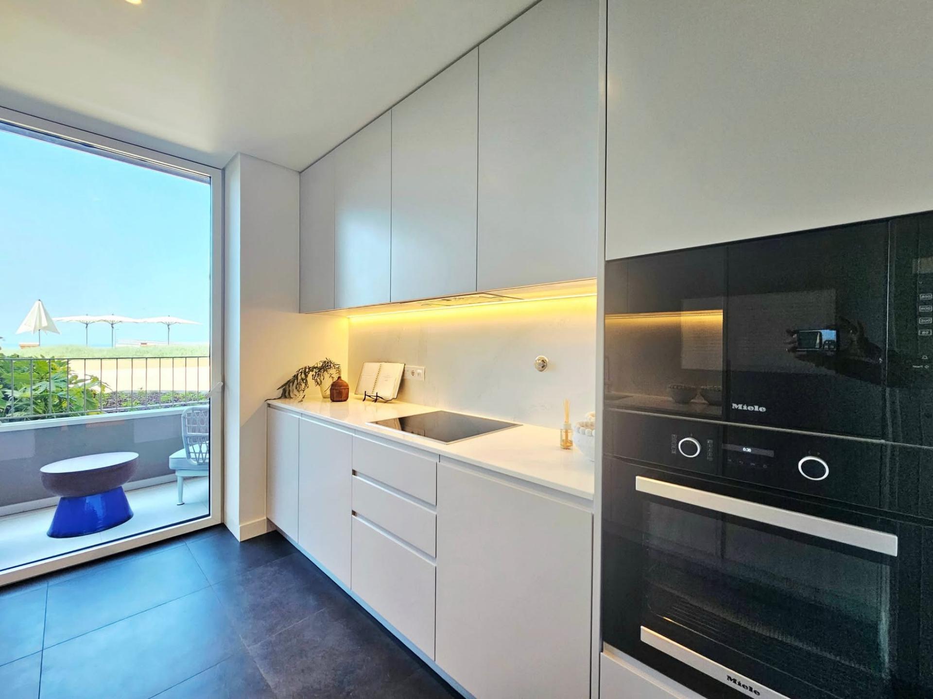 Novo apartamento T2, frente mar - Quarteira