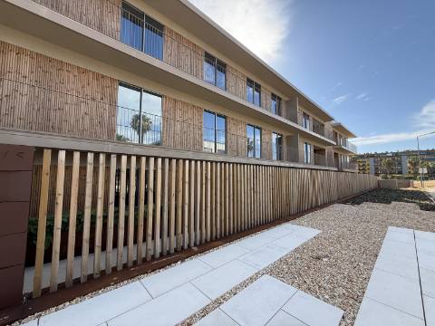 Novo apartamento T2, frente mar - Quarteira