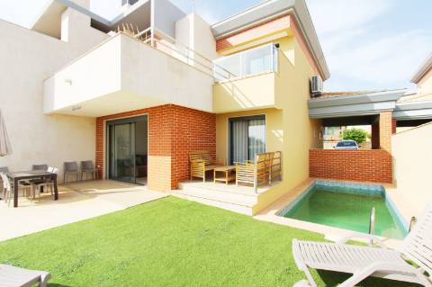 Casa em banda situada num condomínio fechado em Albufeira- Branqueira