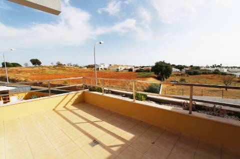 Casa em banda situada num condomínio fechado em Albufeira- Branqueira