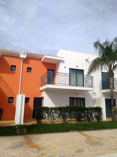 Moradia V2 em banda localizado num condomínio fechado- Pera