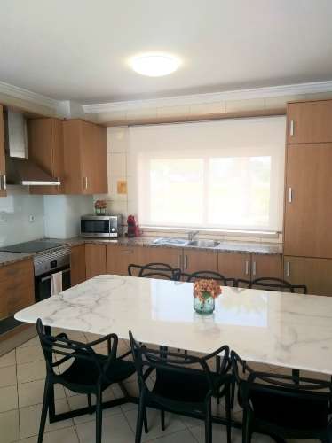 Moradia V2 em banda localizado num condomínio fechado- Pera