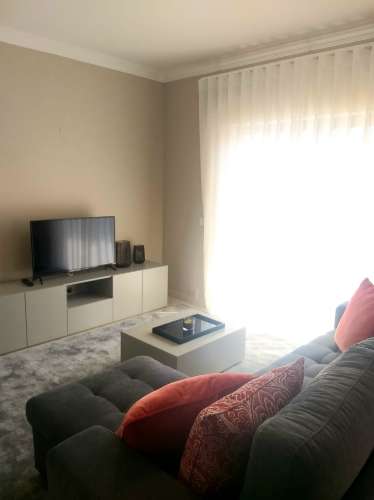 Moradia V2 em banda localizado num condomínio fechado- Pera