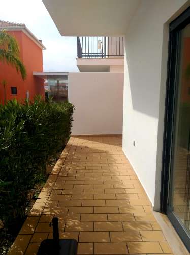 Moradia V2 em banda localizado num condomínio fechado- Pera