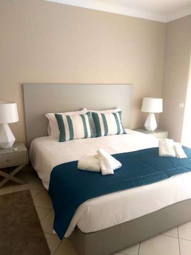 Moradia V2 em banda localizado num condomínio fechado- Pera