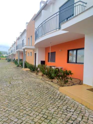 Moradia V2 em banda localizado num condomínio fechado- Pera