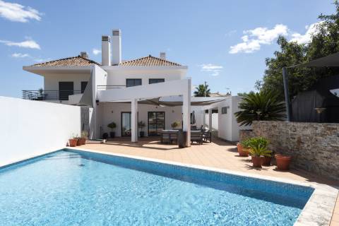 Moradia T4 com piscina e jardim - CONTRATO DE ARRENDAMENTO ANUAL