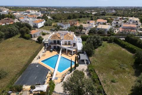 Moradia T4 com piscina e jardim - CONTRATO DE ARRENDAMENTO ANUAL