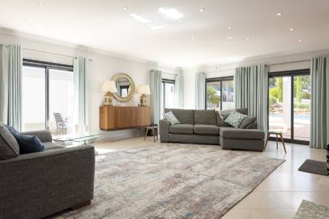 Moradia T4 com piscina e jardim - CONTRATO DE ARRENDAMENTO ANUAL