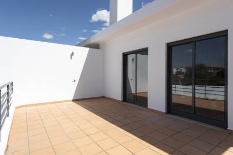 Moradia T4 com piscina e jardim - CONTRATO DE ARRENDAMENTO ANUAL