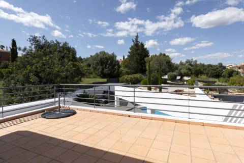 Moradia T4 com piscina e jardim - CONTRATO DE ARRENDAMENTO ANUAL