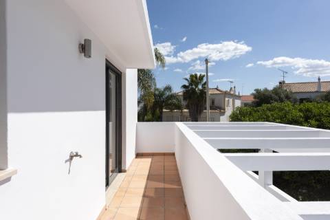 Moradia T4 com piscina e jardim - CONTRATO DE ARRENDAMENTO ANUAL