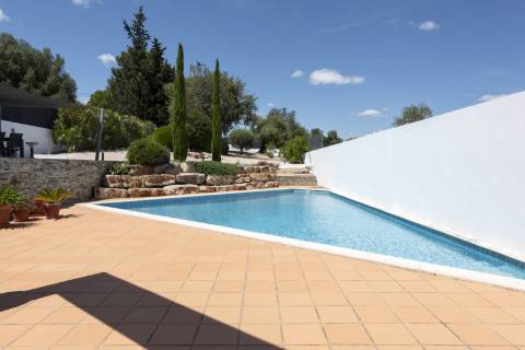 Moradia T4 com piscina e jardim - CONTRATO DE ARRENDAMENTO ANUAL