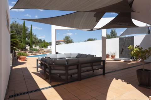 Moradia T4 com piscina e jardim - CONTRATO DE ARRENDAMENTO ANUAL