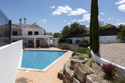 Moradia T4 com piscina e jardim - CONTRATO DE ARRENDAMENTO ANUAL