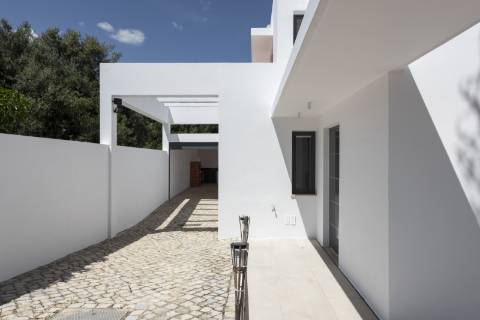 Moradia T4 com piscina e jardim - CONTRATO DE ARRENDAMENTO ANUAL