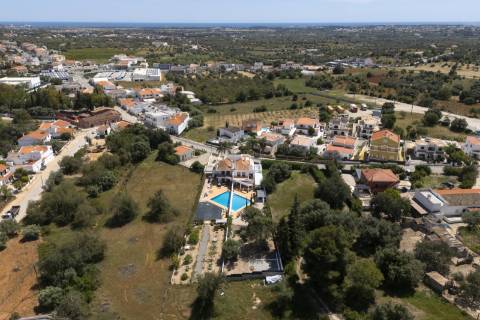 Moradia T4 com piscina e jardim - CONTRATO DE ARRENDAMENTO ANUAL