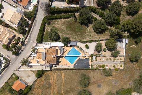 Moradia T4 com piscina e jardim - CONTRATO DE ARRENDAMENTO ANUAL