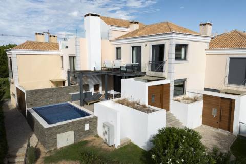 Luxuosa moradia geminada duplex com piscina privada em Vale do Lobo