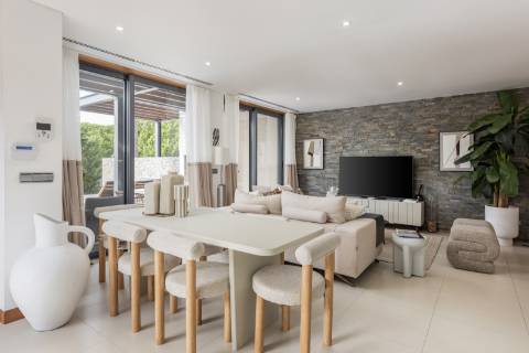 Luxuosa moradia geminada duplex com piscina privada em Vale do Lobo