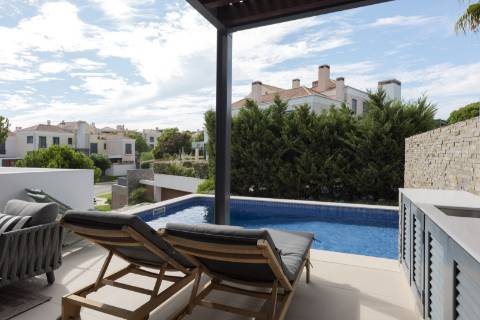 Luxuosa moradia geminada duplex com piscina privada em Vale do Lobo