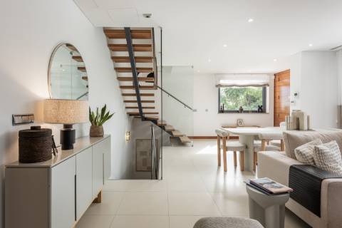 Luxuosa moradia geminada duplex com piscina privada em Vale do Lobo