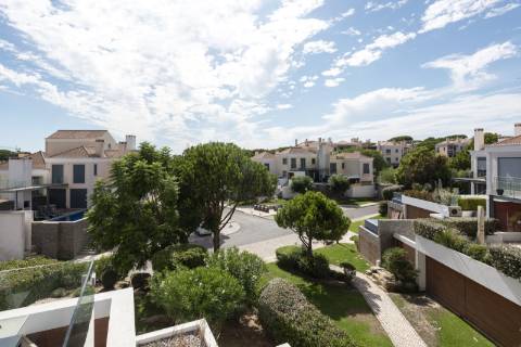 Luxuosa moradia geminada duplex com piscina privada em Vale do Lobo