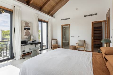 Luxuosa moradia geminada duplex com piscina privada em Vale do Lobo