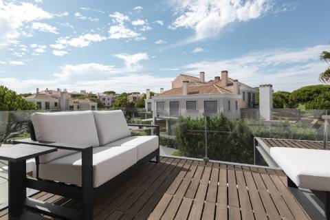 Luxuosa moradia geminada duplex com piscina privada em Vale do Lobo